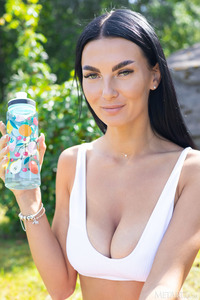 Simon Expose Her Plump-lipped Pussy To The Summer Breeze
