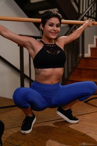 Selfie Queen Nicole Aria Focusing On Her Workout