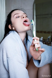 Ariana Mun Sexy Beauty Girl Spreads Her Legs