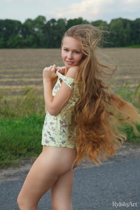 Virginia Sun Young Nude Model Gives A Sexy Show On The Road