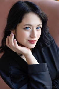 Anna Sugar Tugs Her Thong Panties Between Her Plump Pussy Lips