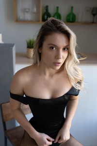 PollyQ Stunner Embodies Elegance And Sensuality