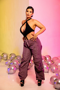 LaSirena69 Unveiling Her Big Tits And Booty