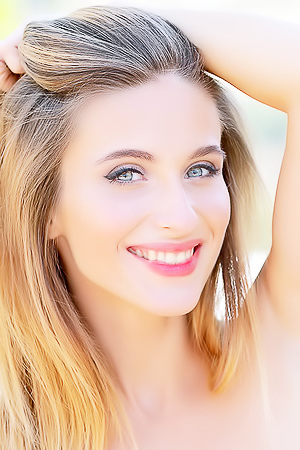 Cara Mell Teases And Showing Her Pussy