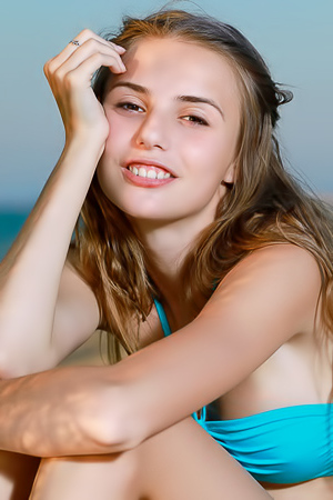 Elle Tan Shows Her Tight Pussy On The Beach