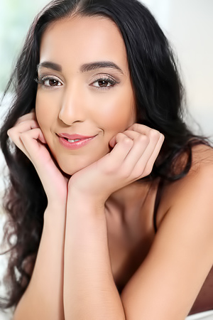 Amanda Estela Pretty Amanda Estela brings the heat when she cums