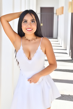 Hot Busty Latina Luna