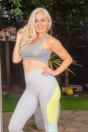 Fergie Armstrong working out naked as she takes off her yoga pants