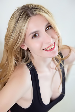 Lillie Pie Statuesque Blonde Flaunts Her Hourglass Figure With Sizzling Self-assurance