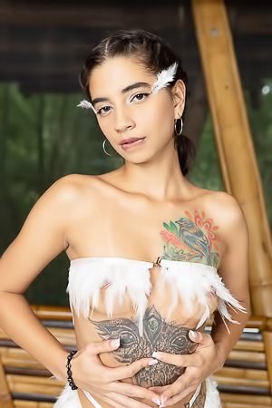 Tormenta flaunts her tattooed body and spreads her pink pussy in the jacuzzi