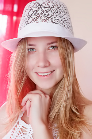 Delizi In Thigh-high Socks And Matching Sunhat