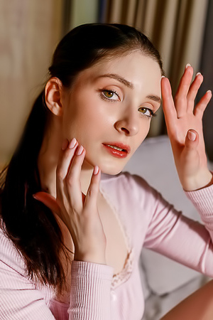 Marion Summers Sultry Beauty Turns Her Seductive Gaze To You