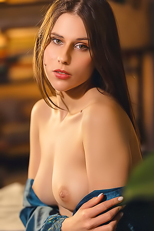 Nude Smiling Beauty Amber Slassh