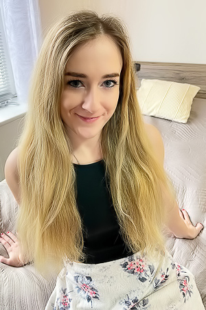 Dee Dee Her Meaty Bare Twat Eats Those Fingers