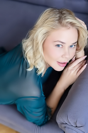 Sarika A Curvaceous Blonde Is Soon Perfectly Naked