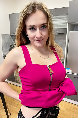 Dee Dee Sexy Babe Is Locked And Loaded For Some Sexy Fun