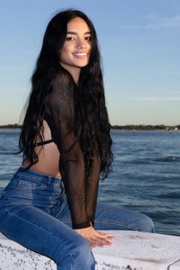 Dulce Looks Super-hot And Sexy