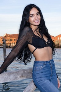 Dulce Looks Super-hot And Sexy